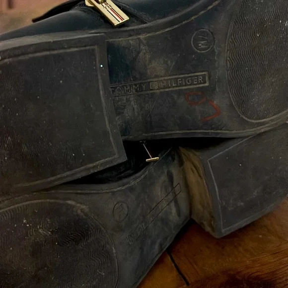 Tommy Hilfiger Black Ankle zipper boots 7M with Gold Emblem - Picture 16 of 16